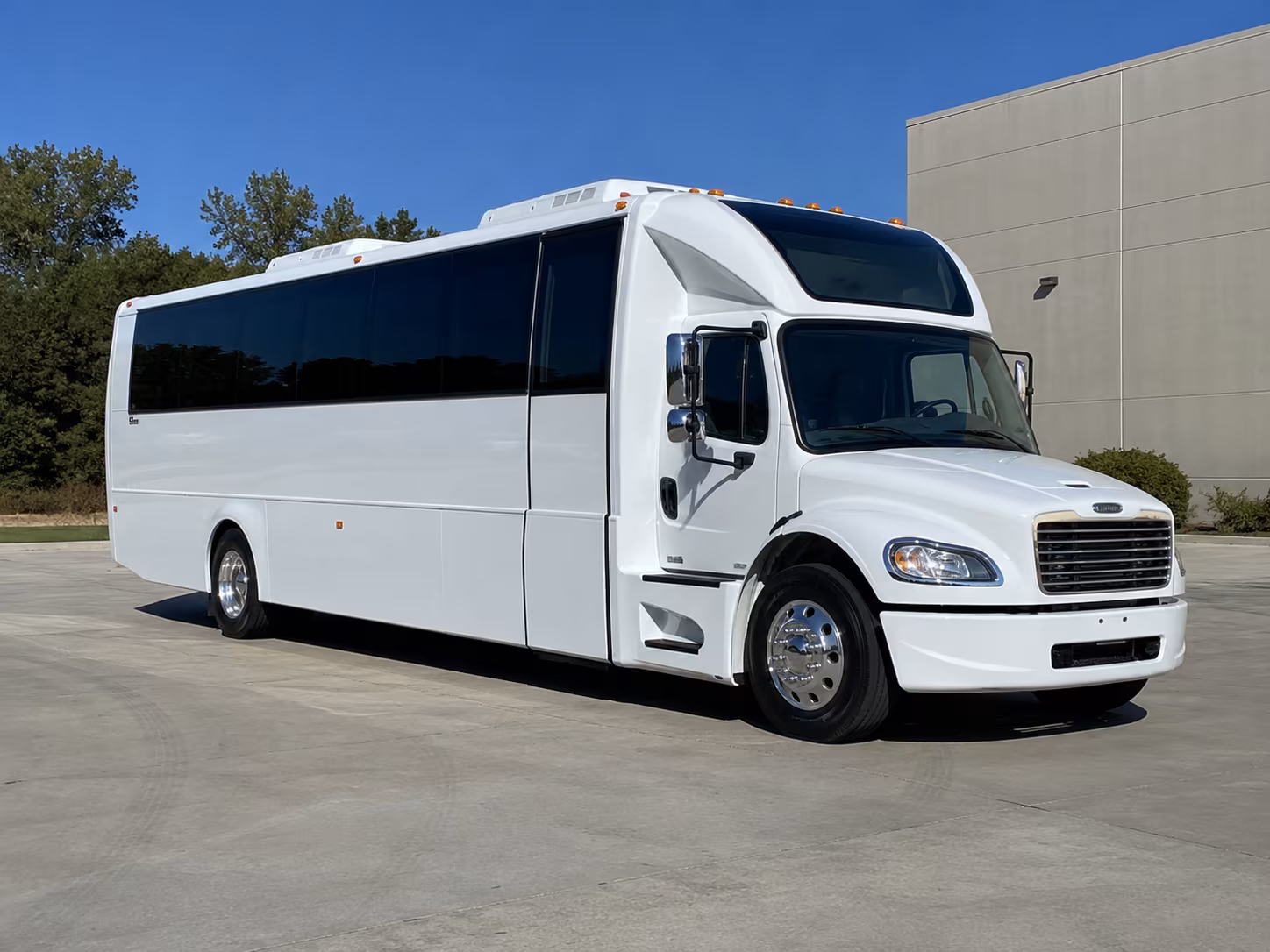 middletown 28 passenger party bus