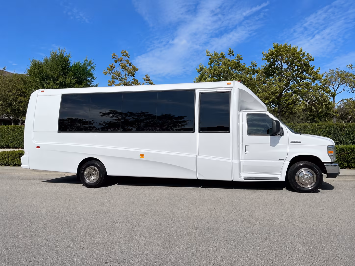 middletowncharterbuscompany com puts airport pickups and drop offs for your wedding weekend on autopilot